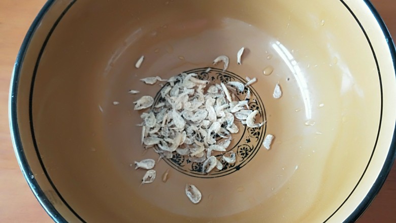 早餐快捷\鸡蛋葱花苦菊饼,<a style='color:red;display:inline-block;' href='/shicai/ 288'>虾皮</a>适量