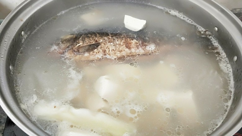 鲫鱼豆腐汤,豆腐不易熬制太长时间,开锅就可以了,