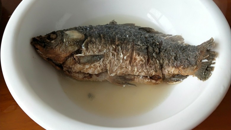 鲫鱼豆腐汤,先把鱼铲出放入汤盆,在倒入豆腐汤汁加入盐,<a style='color:red;display:inline-block;' href='/shicai/ 756'>鸡精</a>。