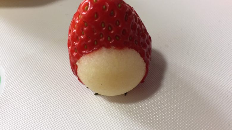 10分钟快手早餐系列篇(七),把苹果小球填入草莓身体,小球凸起一面朝外
