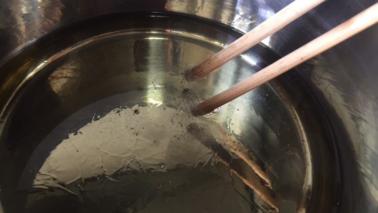 10分钟快手早餐系列篇(七),开火烧至油热,放筷子下去会有小泡泡就可以了