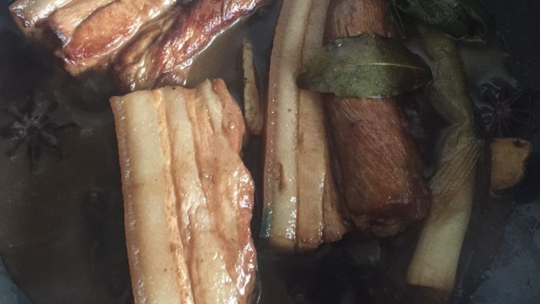 柱鼎石,煮好的肉,用筷子扎肉皮,不是很费力就可以扎透。