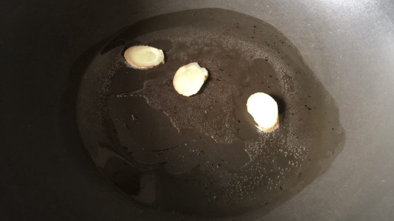 咖喱鸡肉饭,油热下姜片,煎香