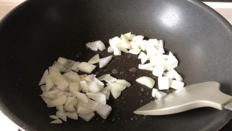 咖喱鸡肉饭,下洋葱炒出香味