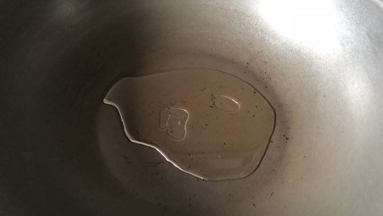 咖喱鸡肉饭,锅内加少许油烧热