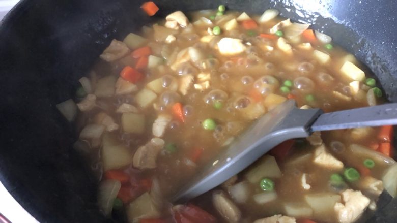 咖喱鸡肉饭,中间需开盖顺时针搅拌一下,防止粘锅,煮至食材熟软即可,加少许盐调味出锅