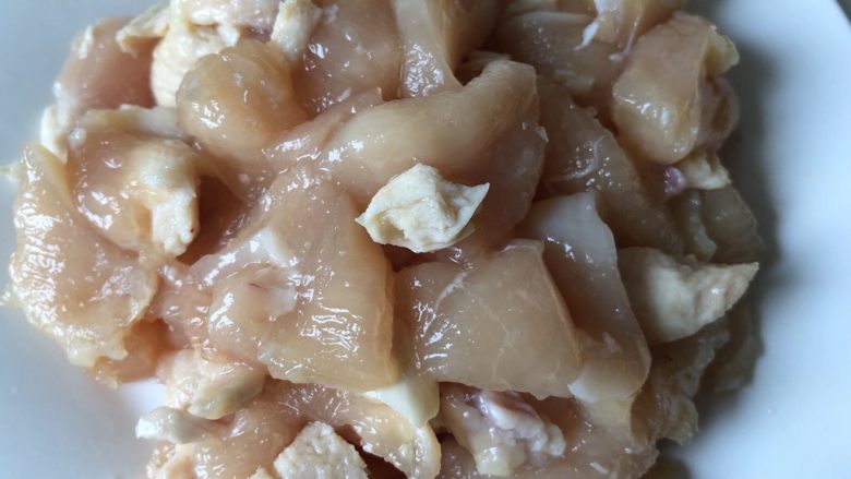 咖喱鸡肉饭,抓匀腌制20分钟左右,备用