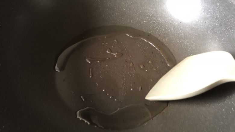 咖喱鸡肉饭,锅内加入少许油