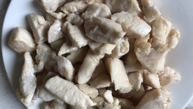 咖喱鸡肉饭,炒好的鸡肉装盘备用