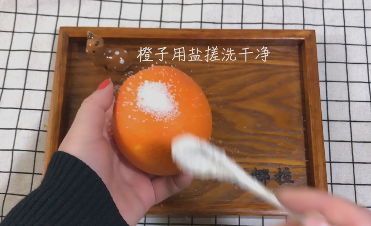 橙子蒸蛋,<a style='color:red;display:inline-block;' href='/shicai/ 626'>橙子</a>一个 加盐