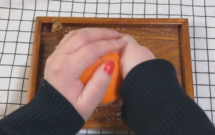 橙子蒸蛋,用手搓洗赶紧  再清水洗净