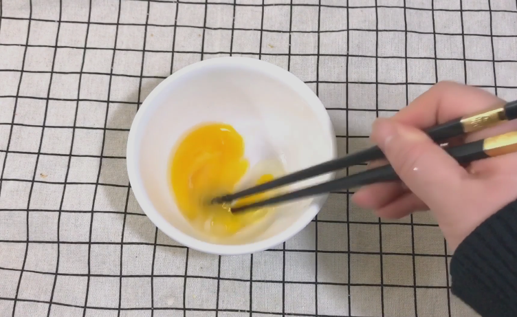 橙子蒸蛋,用筷子打散