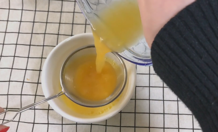 橙子蒸蛋,倒入橙子里和少量清水混合 打均匀