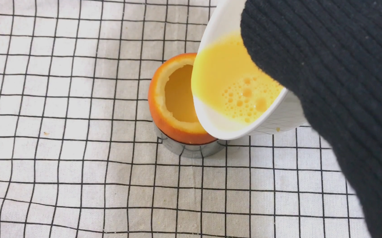 橙子蒸蛋,打均匀后 倒在橙子里