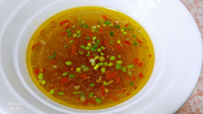 肉末酸辣小粉,加盐和醋调味,撒一点葱花,醋根据自己喜好的量加,汤底基本就做好了,看着有食欲吧!