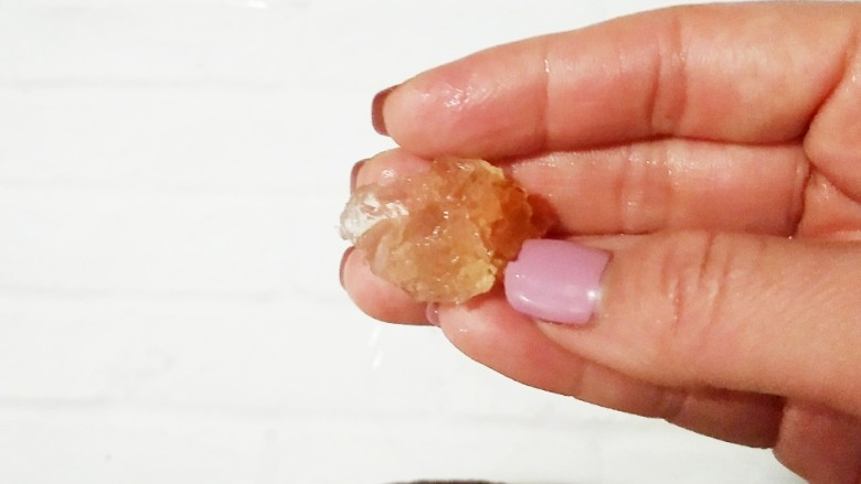 美颜羹,用手一点一点搓开缝隙里,直至没有黑点,像图中一样。