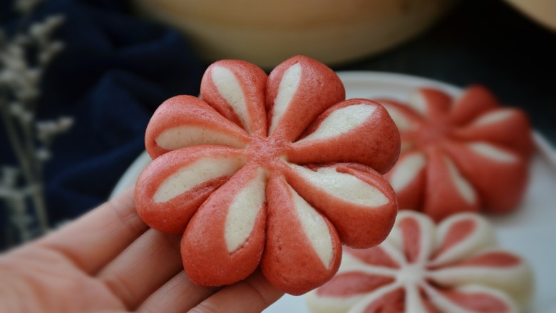 花朵馒头,粉色面皮的花朵馒头。