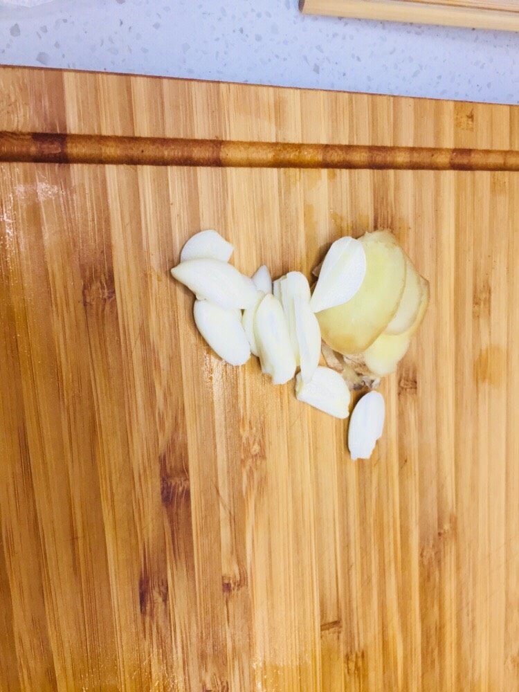 烤鸡翅,葱蒜切片