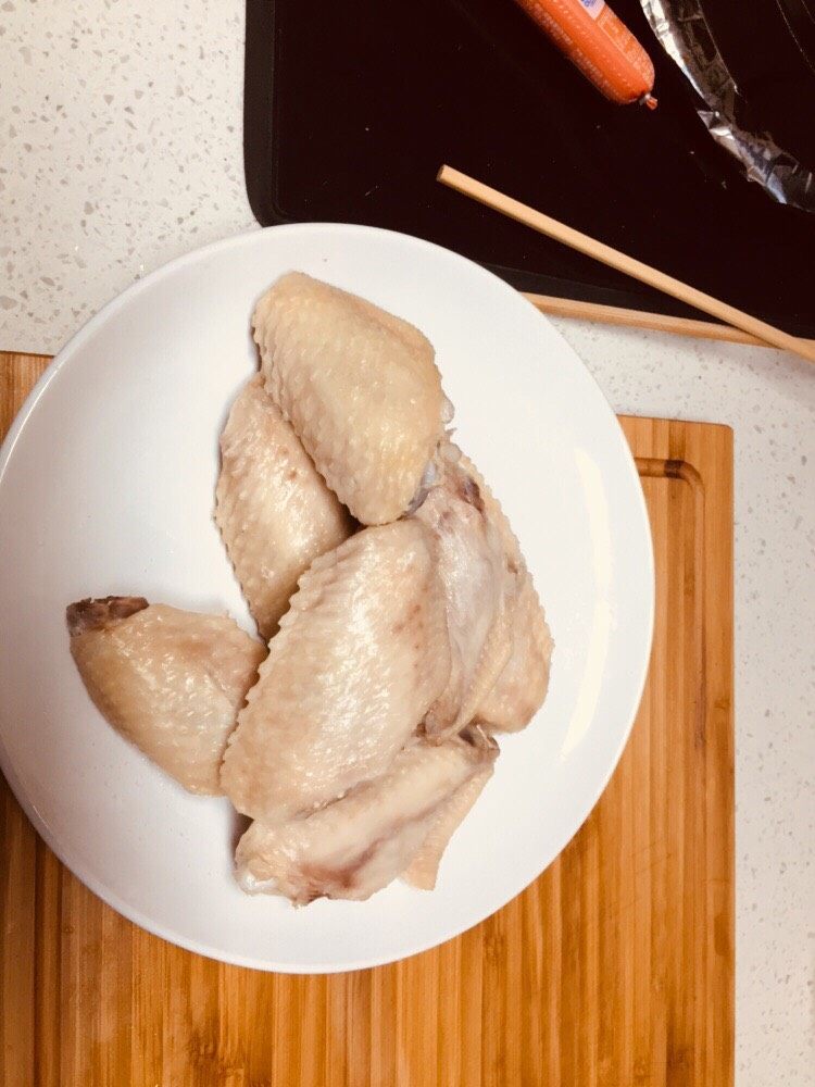 烤鸡翅,<a style='color:red;display:inline-block;' href='/shicai/ 96'>鸡翅</a>煮一遍去血水，凉凉～