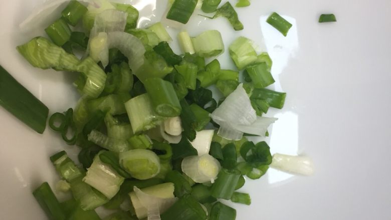 烤鸡翅,小葱切碎备用