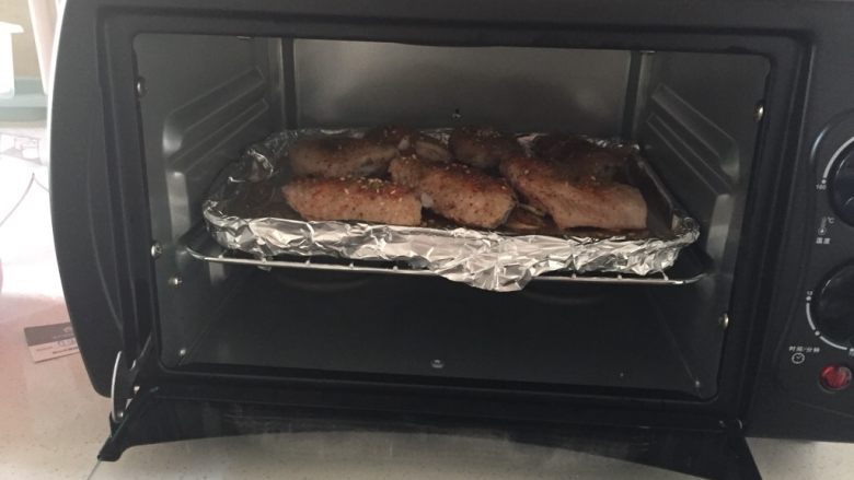 烤鸡翅,烤箱200度预热15分钟后，放鸡翅200度烤25分钟，最后五分钟时候还可以拿出来加芝麻再继续最后五分钟