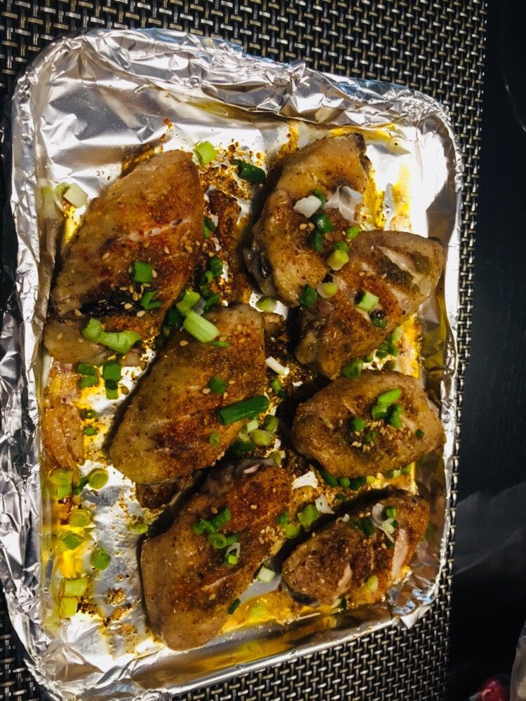 烤鸡翅,撒葱花，完毕|･ω･｀)