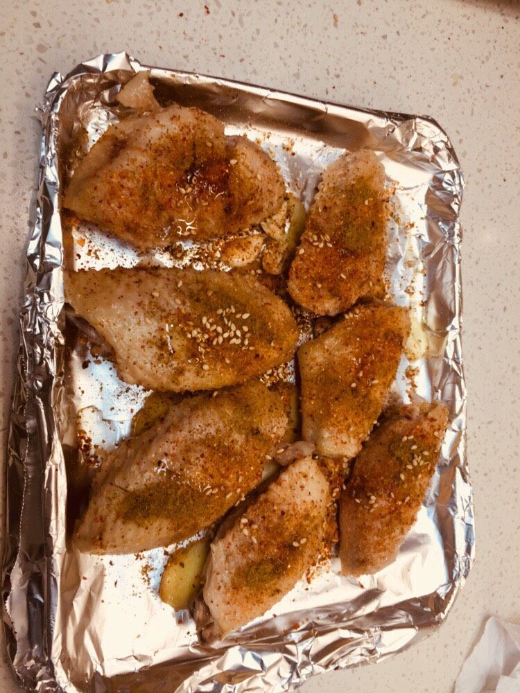烤鸡翅,加海盐，孜然粉，辣椒粉，花椒粉，点一点点橄榄油