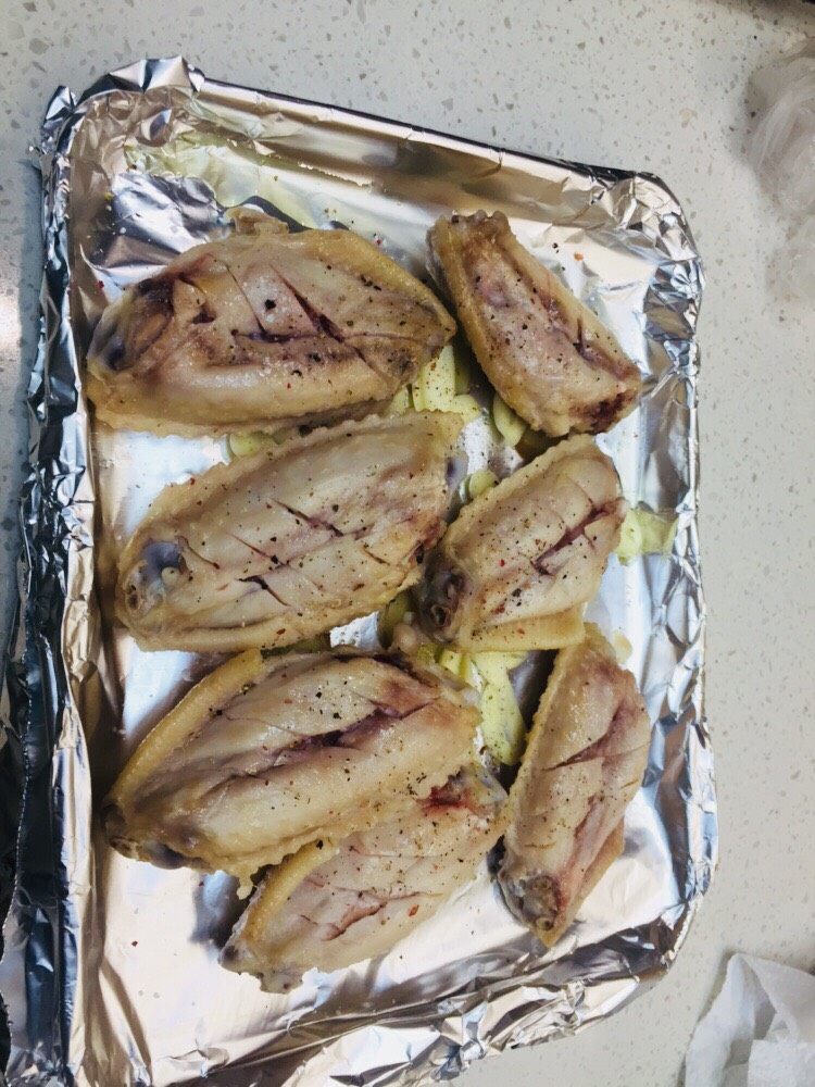 烤鸡翅,放鸡翅加海盐，<a style='color:red;display:inline-block;' href='/shicai/ 134333'>黑胡椒</a>