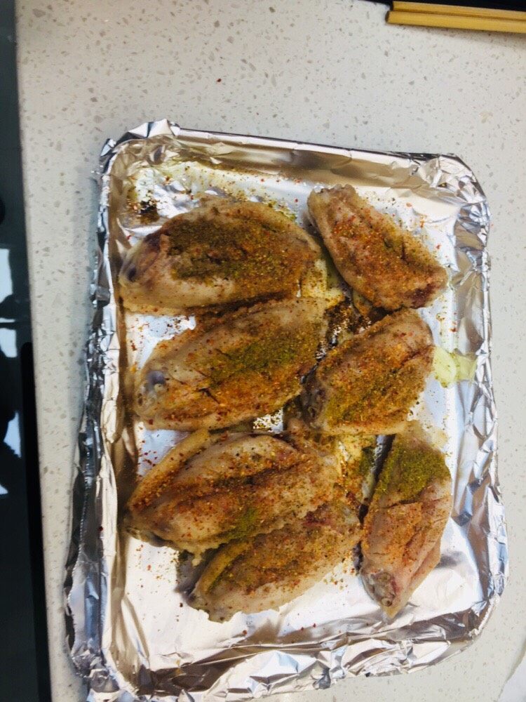 烤鸡翅,加<a style='color:red;display:inline-block;' href='/shicai/ 12043'>花椒粉</a>，<a style='color:red;display:inline-block;' href='/shicai/ 761'>辣椒粉</a>，<a style='color:red;display:inline-block;' href='/shicai/ 146542'>孜然粉</a>，<a style='color:red;display:inline-block;' href='/shicai/ 744'>五香粉</a>