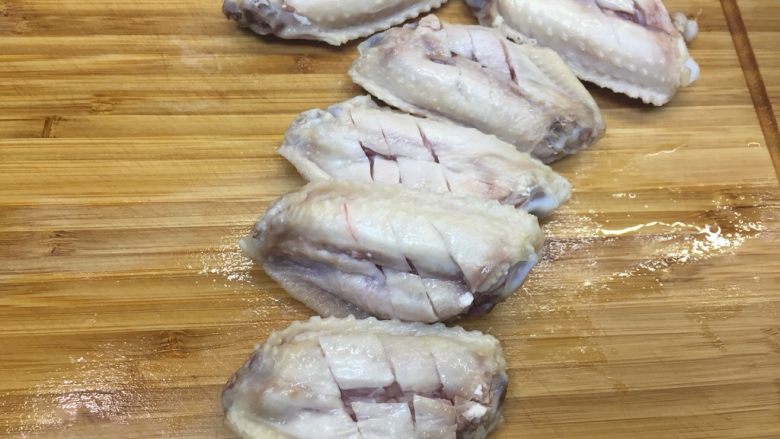 烤鸡翅,背面可以多来一刀横向，方便入味和烤熟