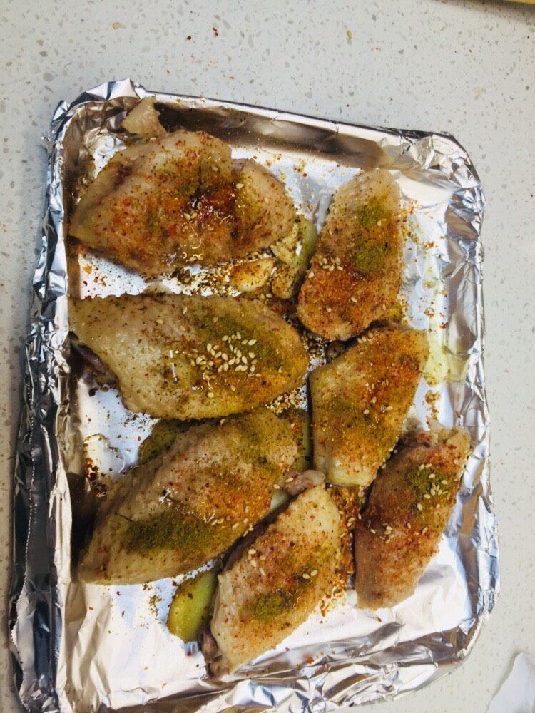 烤鸡翅,撒一点点<a style='color:red;display:inline-block;' href='/shicai/ 666'>芝麻</a>，然后放着坐等腌制，可以时间长一点