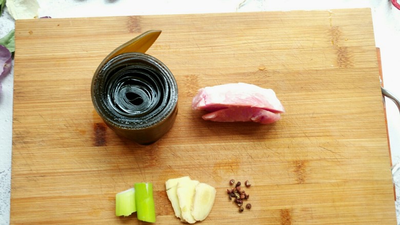 利湿消肿――海带汤,准备好所有的食材,海带是买的<a style='color:red;display:inline-block;' href='/shicai/ 75795'>鲜海带</a>,切了一卷下来的。没有的话可以用干的泡。