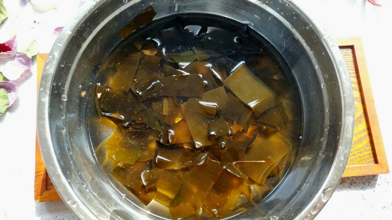利湿消肿――海带汤,海带用温水清洗多次,知道海带不粘为止。