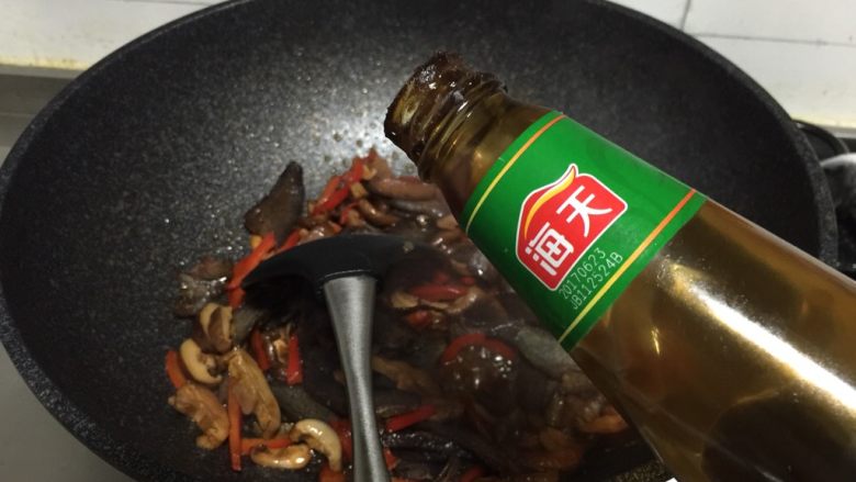 小炒腊牛肉,加入适量蚝油