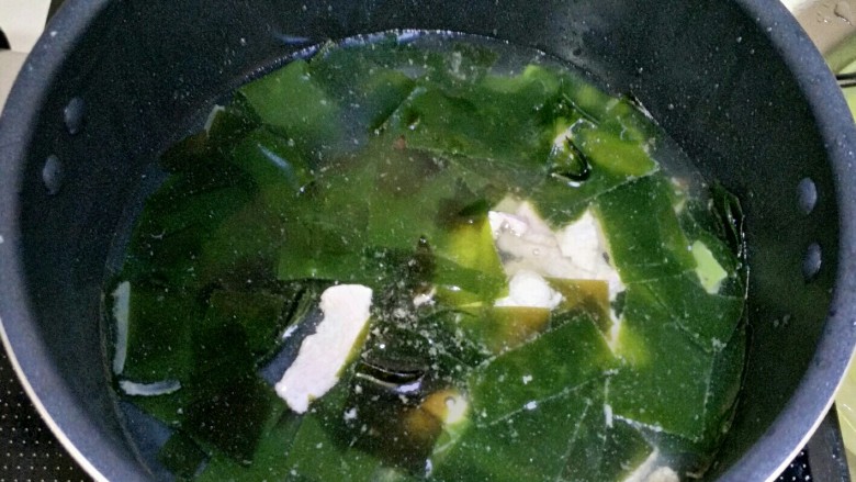 利湿消肿――海带汤,加入一汤碗清水,大火煮开。
