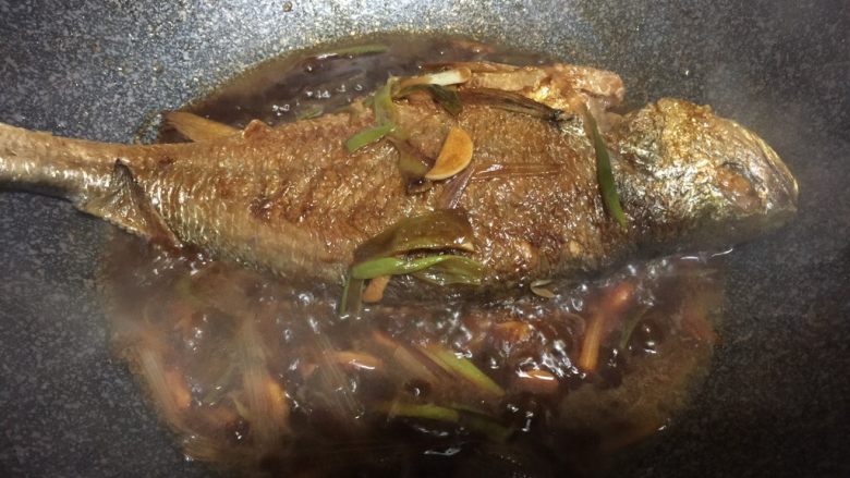 红烧黄花鱼,大约15分钟左右,鱼煮熟入味了,可以大火收汁。