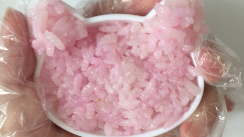 猫咪饭团,将猫咪模具的另一面也盛入米饭,压实