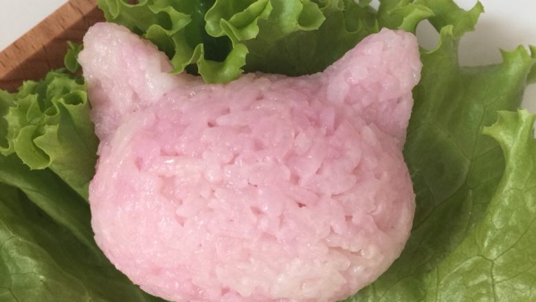 猫咪饭团,两面合在一起,用力压紧实后,取出做好的造型,放在铺好<a style='color:red;display:inline-block;' href='/shicai/ 121'>生菜</a>的盘子上。