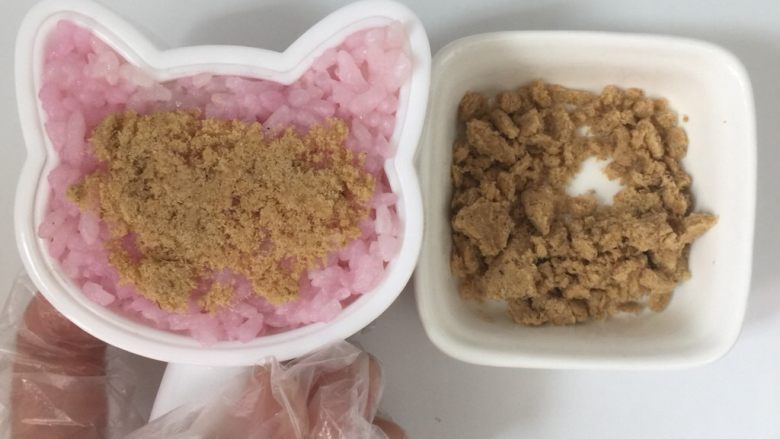 猫咪饭团,可以在米饭上撒些肉松,或者切碎的鳕鱼肠等宝宝爱吃的食物
