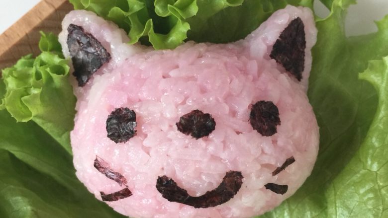 猫咪饭团,用镊子将表情粘在饭团上