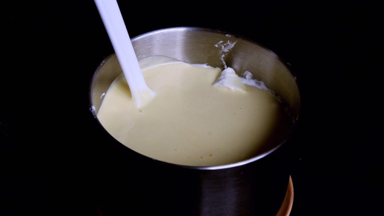 酸奶戚风蛋糕,将翻拌均匀的蛋糕糊倒回蛋白中。