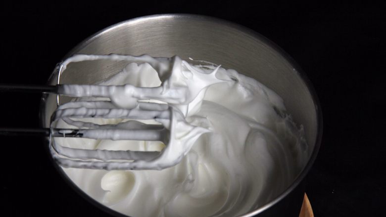 酸奶戚风蛋糕,再加入最后的细砂糖，继续搅拌50圈，蛋白细腻光滑，而且亮晶晶。