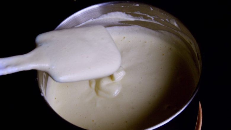 酸奶戚风蛋糕,耐心翻拌后，小疙瘩消失变成了光滑细腻的蛋糕糊。