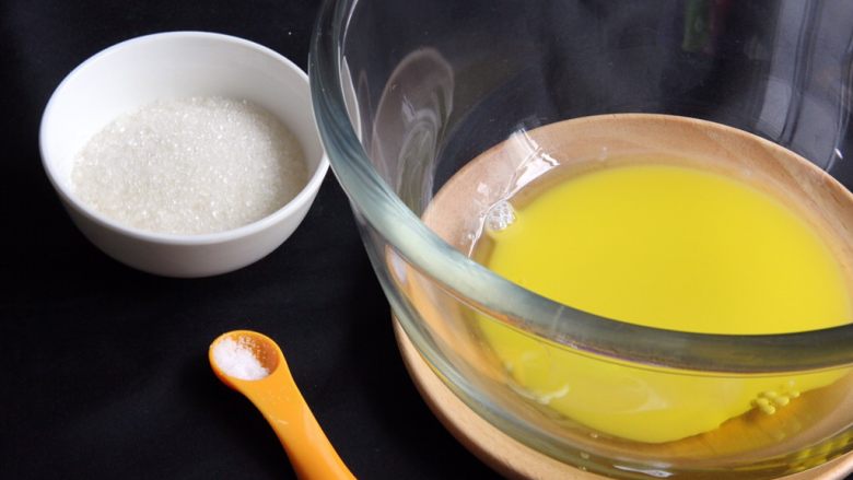 酸奶戚风蛋糕,橄榄油加<a style='color:red;display:inline-block;' href='/shicai/ 219'>牛奶</a>加盐和细砂糖20克。