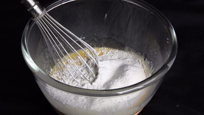 酸奶戚风蛋糕,低筋粉过筛。