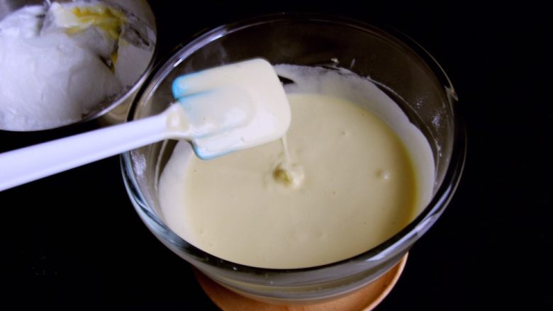 酸奶戚风蛋糕,用切拌和翻拌的方法拌匀蛋糕糊，开始翻拌时有好多小疙瘩，慢慢疙瘩就消失了，蛋糕糊滴落下来的纹路不会马上消失。