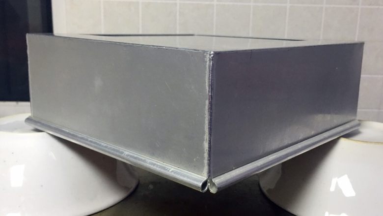 酸奶戚风蛋糕,烤完立即倒扣在碗上。