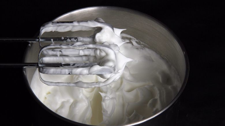 酸奶戚风蛋糕,再加入三分之一的细砂糖，继续搅拌50圈，蛋白开始浓稠，小尖峰直立，这种状态的蛋白适合做芝士蛋糕，做戚风蛋糕还不够硬。