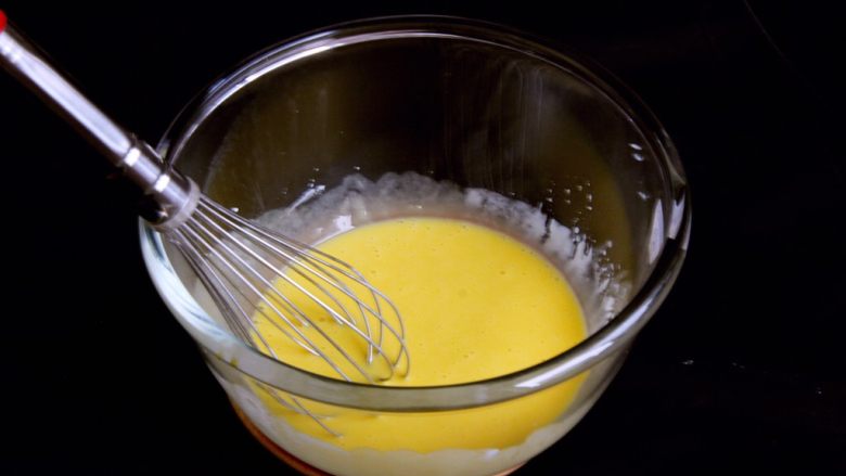 酸奶戚风蛋糕,搅拌均匀。