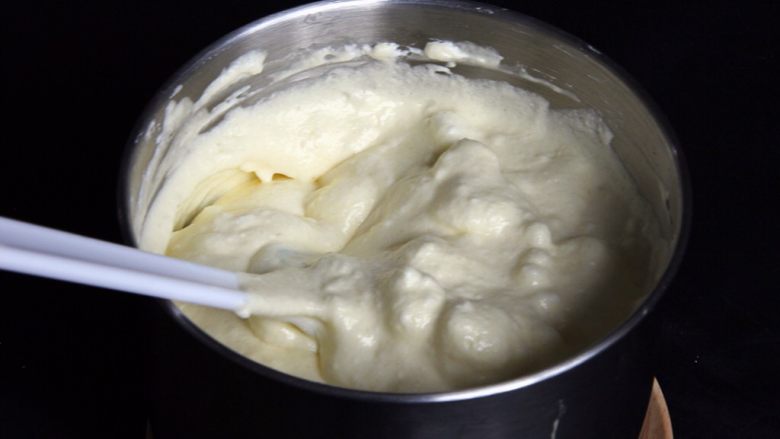 酸奶戚风蛋糕,继续翻拌，大量的小疙瘩浮在上面。